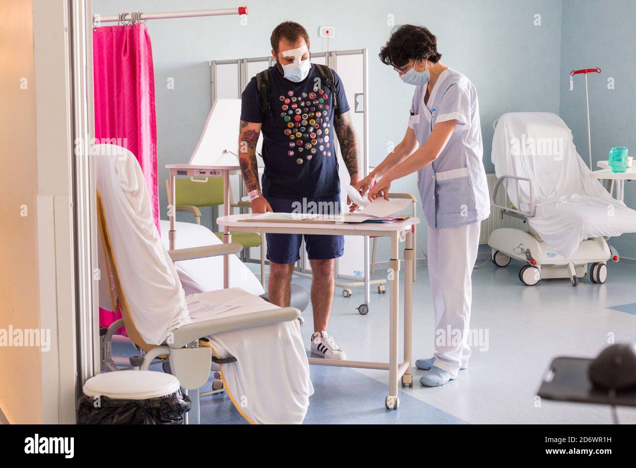 Wiederaufnahme der Tätigkeit in der multifunktionalen ambulanten Chirurgie mit Überwachung der COVID Gesundheitssicherheitsprotokolle, Krankenhaus Bordeaux, Mai 2020. Stockfoto