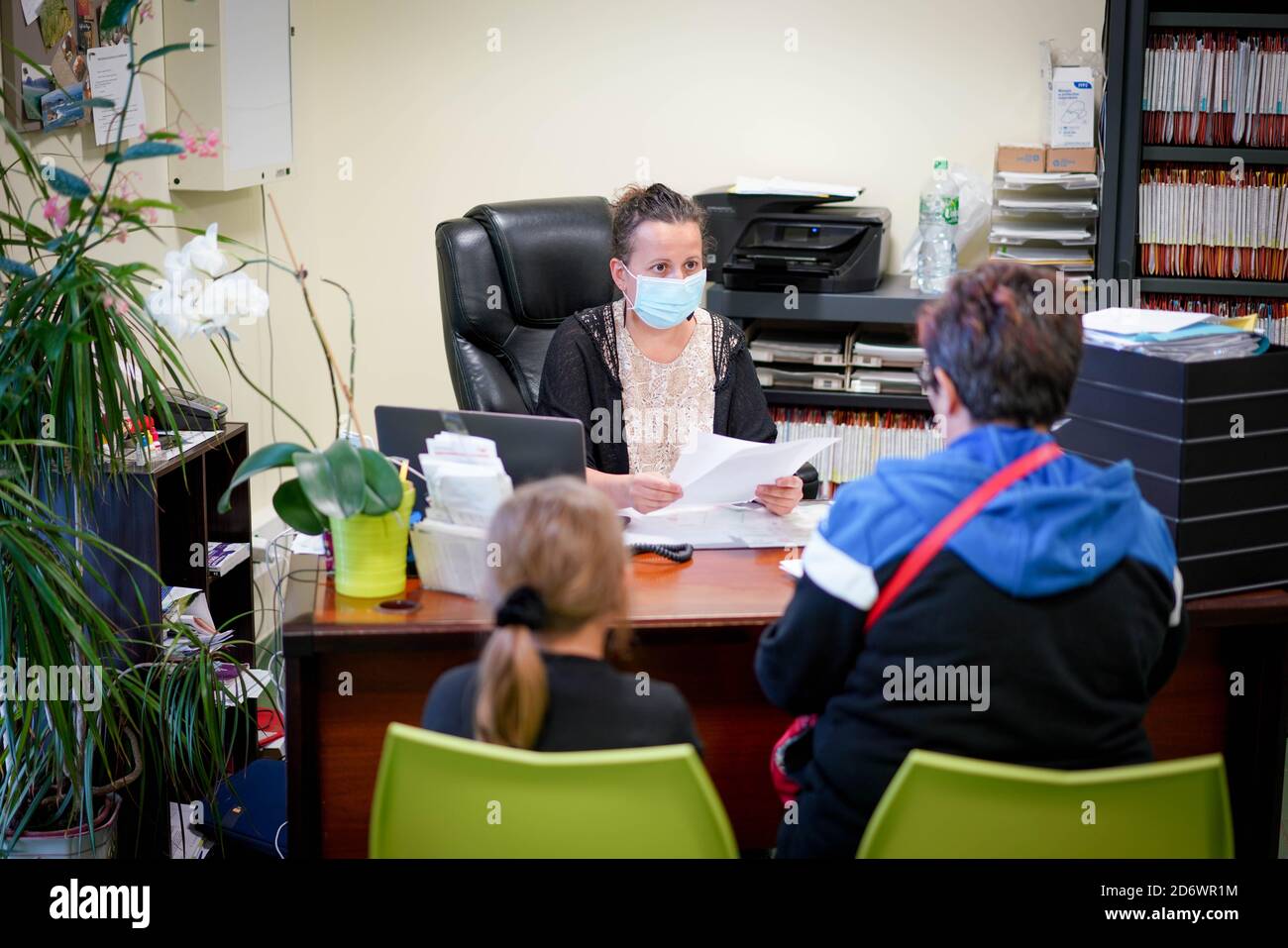 Mädchen in Absprache mit einem Hausarzt mit einer OP-Maske, Frankreich, juni 2020. Stockfoto