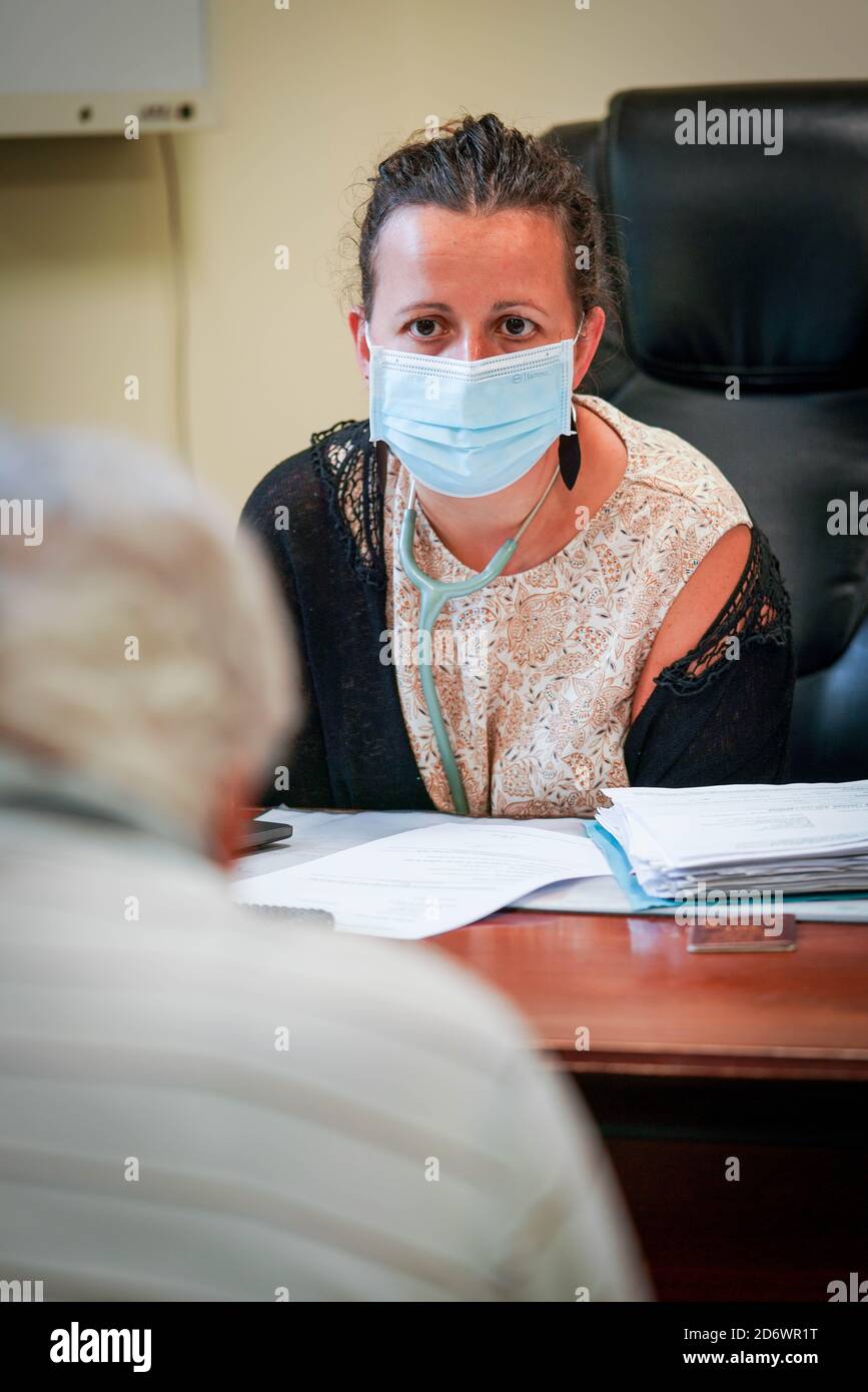 Mann in Absprache mit einem Hausarzt mit einer OP-Maske, Frankreich, juni 2020. Stockfoto