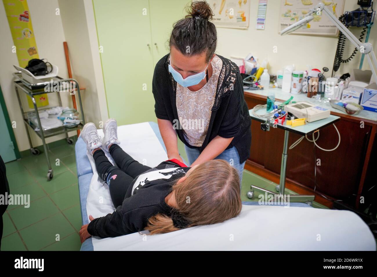 Mädchen in Absprache mit einem Hausarzt mit einer OP-Maske, Frankreich, juni 2020. Stockfoto
