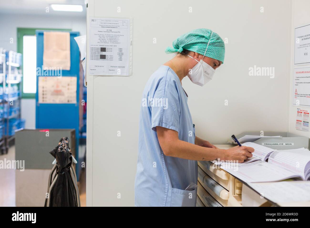 Wiederaufnahme der Tätigkeit in der multifunktionalen ambulanten Chirurgie mit Überwachung der COVID Gesundheitssicherheitsprotokolle, Krankenhaus Bordeaux, Mai 2020. Stockfoto