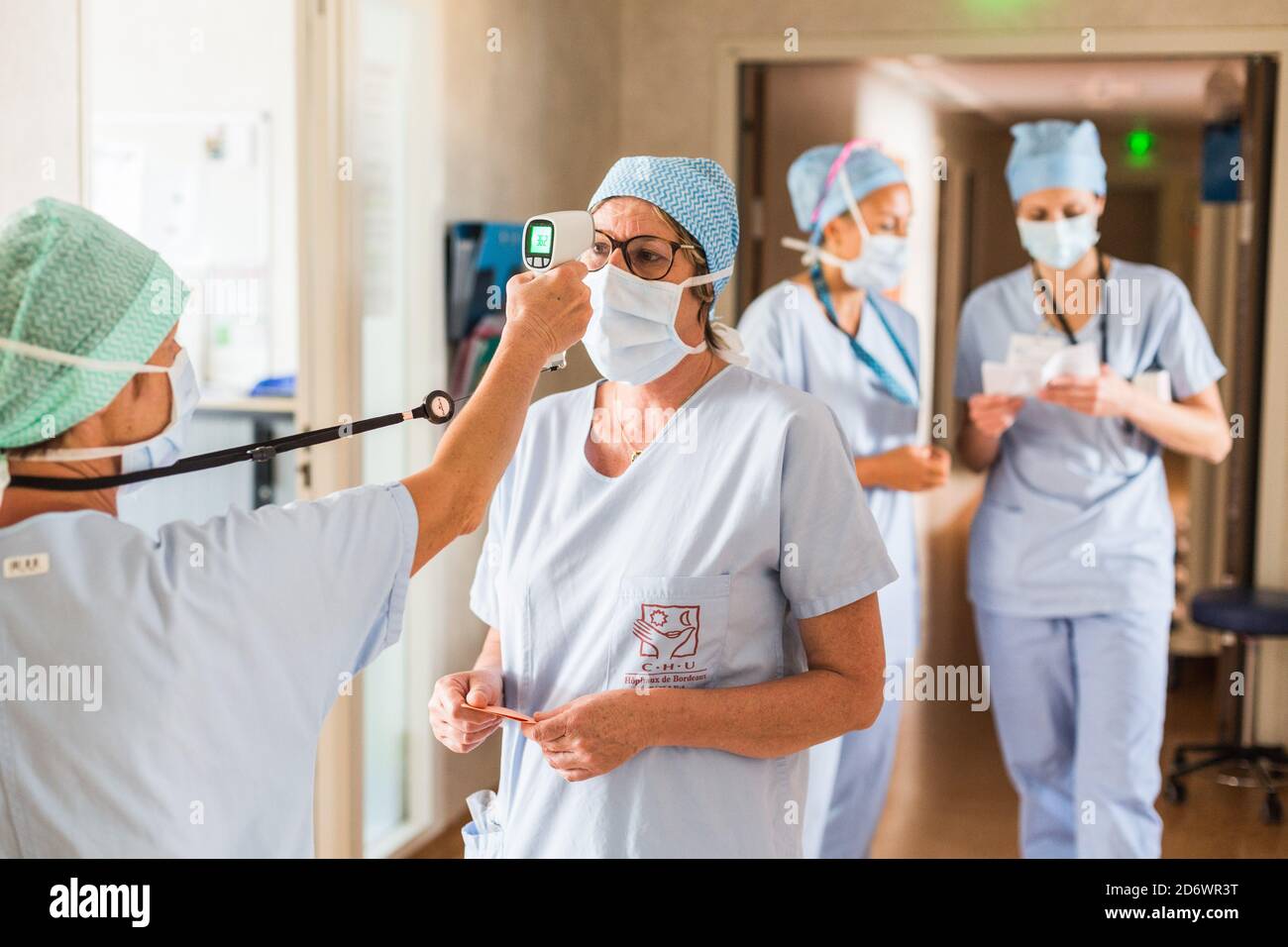 Wiederaufnahme der Tätigkeit in der multifunktionalen ambulanten Chirurgie mit Überwachung der COVID Gesundheitssicherheitsprotokolle, Krankenhaus Bordeaux, Mai 2020. Stockfoto