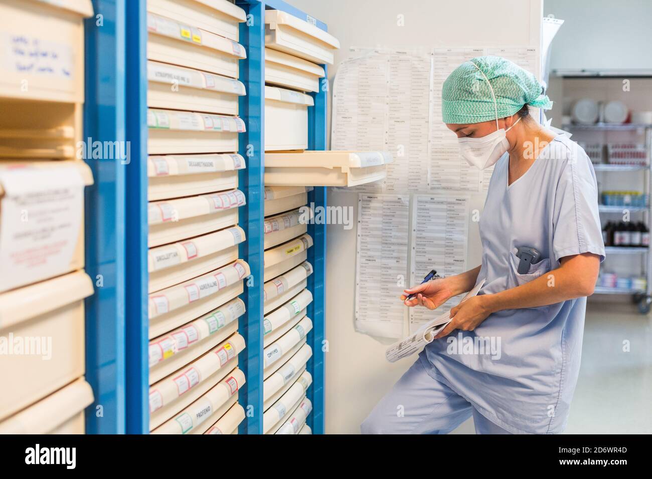 Krankenschwester in der Apotheke der technischen Plattform der ambulanten Chirurgie, Krankenhaus Bordeaux, Frankreich. Stockfoto