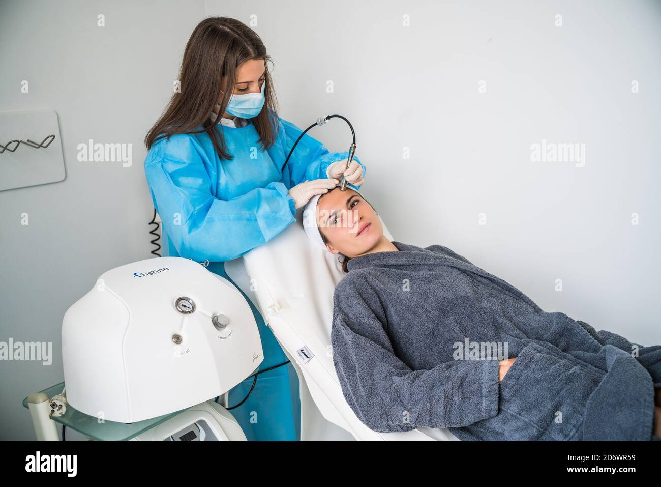 Mikrodermabrasion des Gesichts, eine Technik, die abgestorbene Zellen und Verunreinigungen aus der Epidermis beseitigt, Peeling der Oberflächenschicht der Haut, C Stockfoto