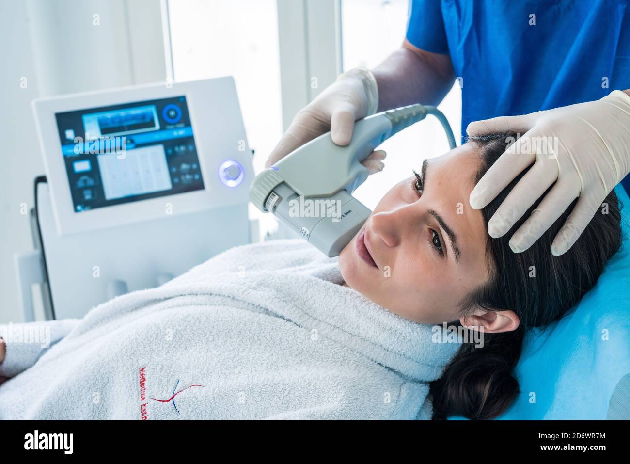 Hautverjüngung und Kollagenregeneration durch High Intensity Focused Ultraschall (HIFU). Stockfoto