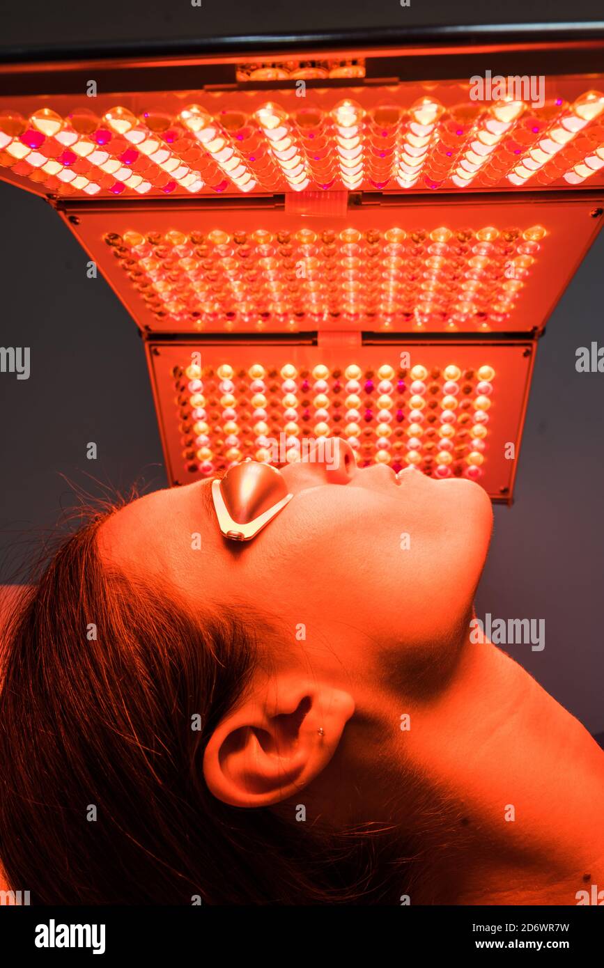 Photomodulation durch LED (Light Emitting Diode), auch LED-Therapie oder LED Bio-Photomodulation, eine Kaltlichtbehandlung, die es ermöglicht, zu rehydrieren, um Stockfoto