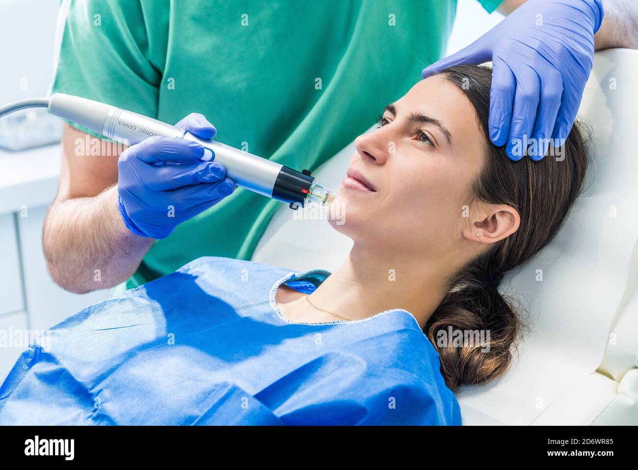 Präzise und hochintensive Hochfrequenz-Behandlung, verwendet, um schlaffe Haut von Gesicht und Hals, Falten, Akne-Narben, postoperative oder Akzide zu reduzieren Stockfoto