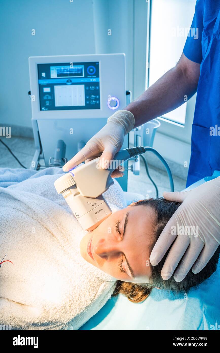 Hautverjüngung und Kollagenregeneration durch High Intensity Focused Ultraschall (HIFU). Stockfoto