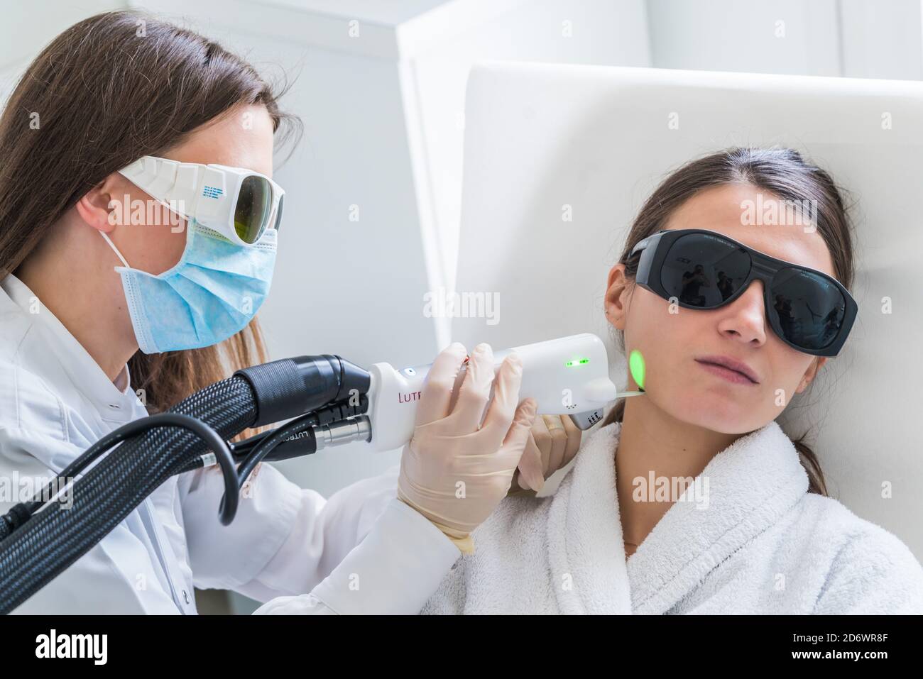 Permanente Haarentfernung mit Laser, COSEM Zentrum Paris, Frankreich. Stockfoto