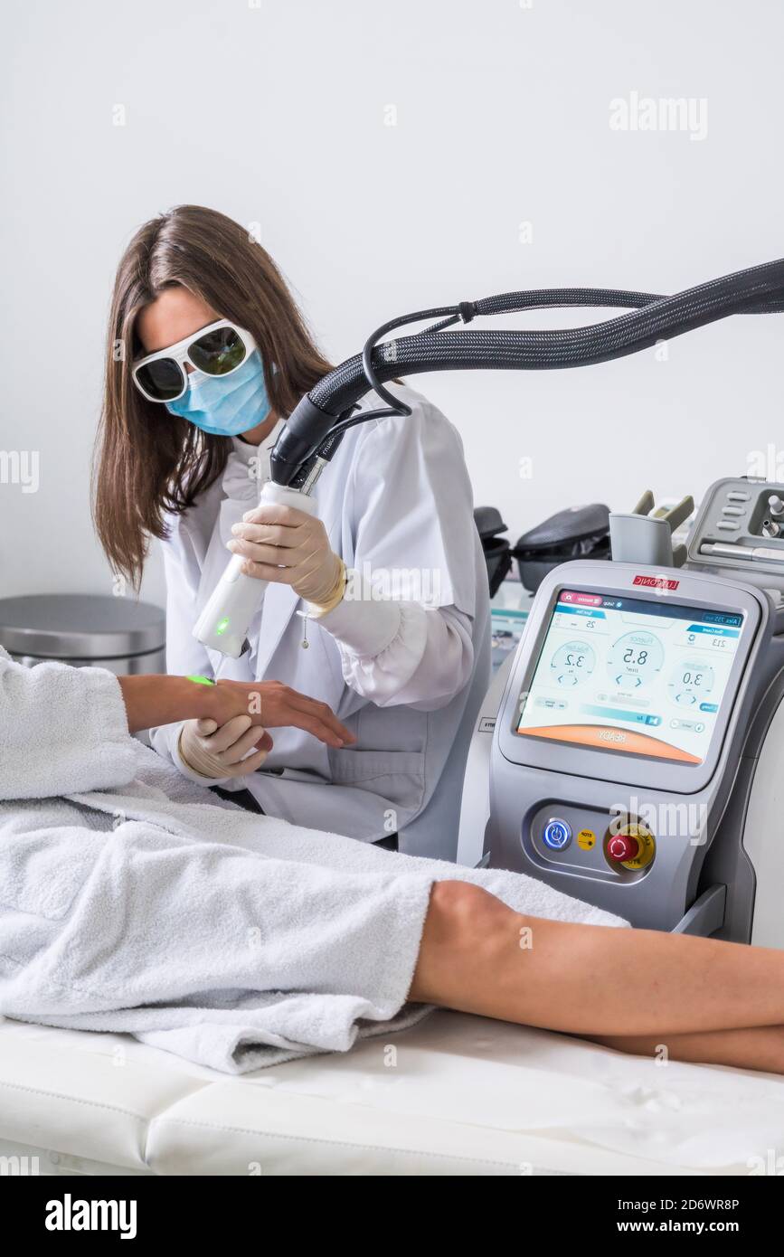 Permanente Laser-Haarentfernung der Hände und Unterarme, COSEM Zentrum Paris. Stockfoto