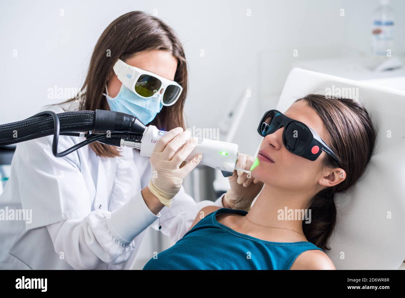 Permanente Haarentfernung mit Laser, COSEM Zentrum Paris, Frankreich. Stockfoto