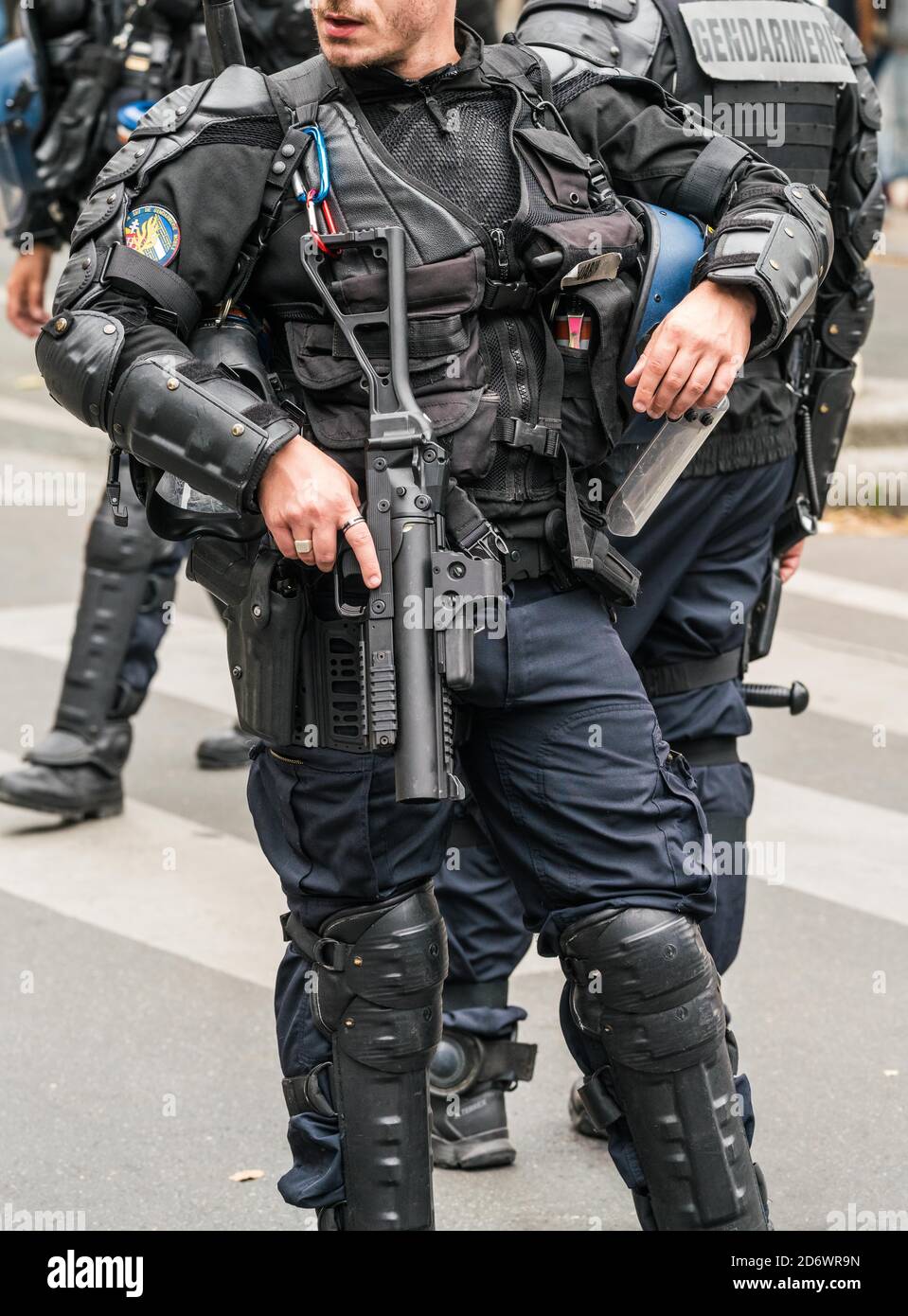 Gendarme équipé d'un lanceur LDB 40, Manifestation à Paris le 30 juin 2020. Stockfoto
