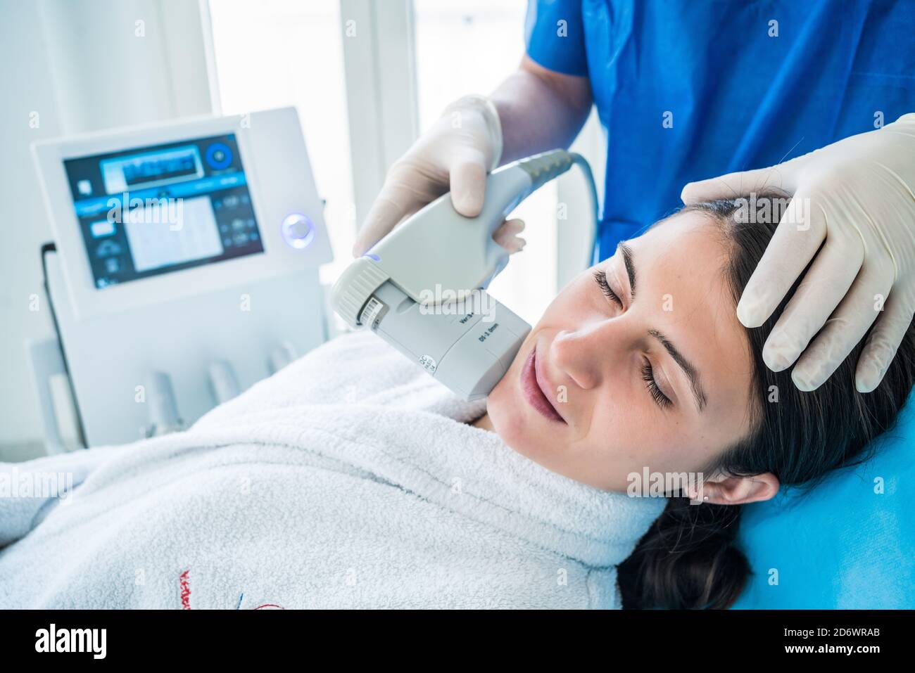 Hautverjüngung und Kollagenregeneration durch High Intensity Focused Ultraschall (HIFU). Stockfoto