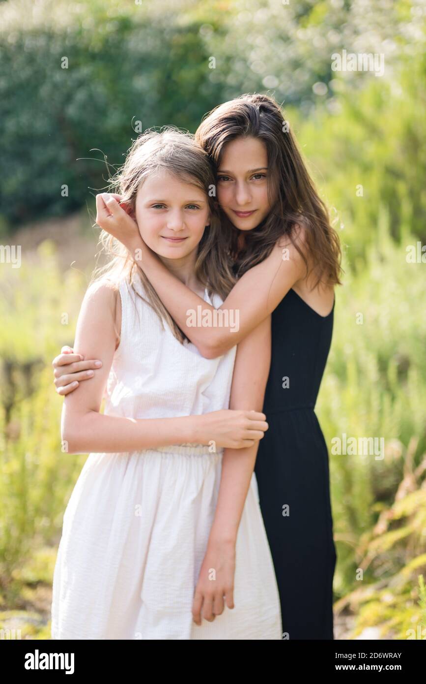 10 und 13 Jahre alte Schwestern. Stockfoto