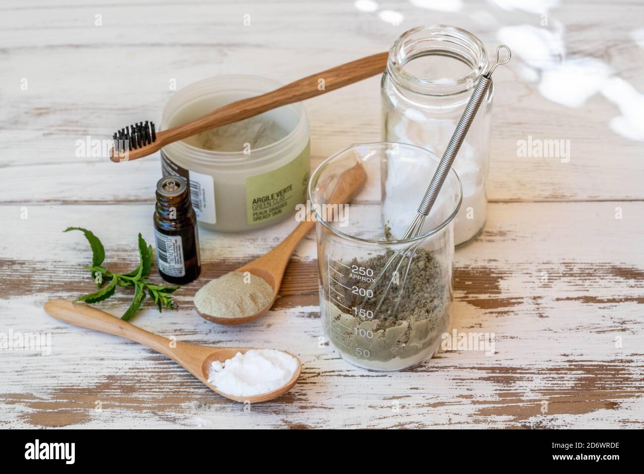 Préparation de dentifrice maison avec du bicarbonate de l'argile verte et de l'huile essentielle. Stockfoto