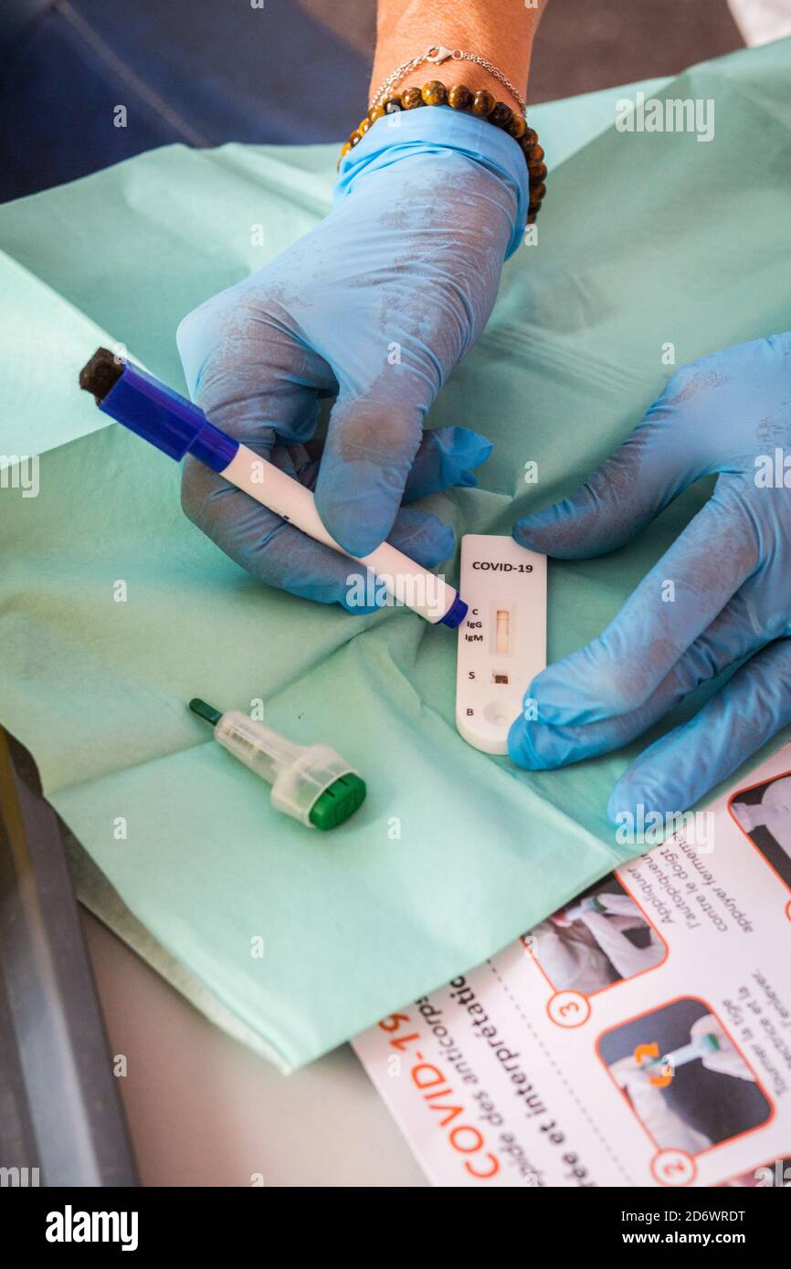 Schnelles Screening auf Covid-19 durchgeführt in einer Apotheke, serologische Test auf das Vorhandensein von Antikörpern gegen das Virus im Blut innerhalb minut Stockfoto