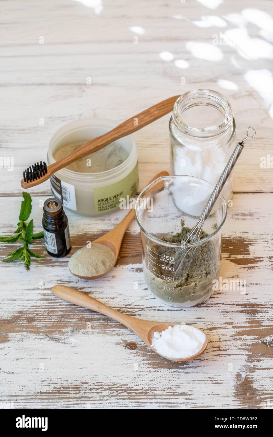 Préparation de dentifrice maison avec du bicarbonate de l'argile verte et de l'huile essentielle. Stockfoto
