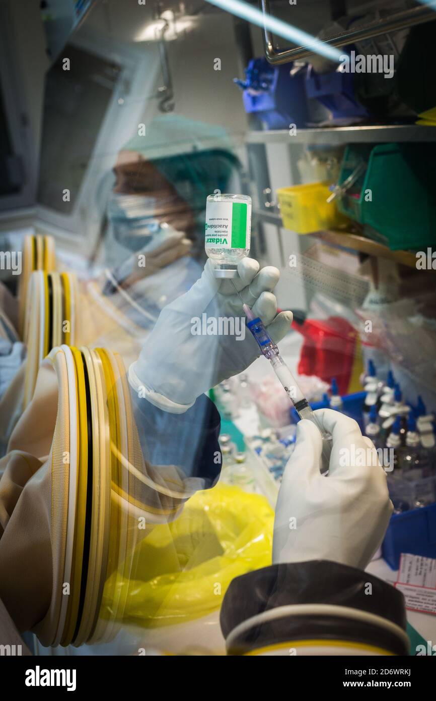 Vorbereitung von Chemotherapiebehandlungen. Universitätskrankenhaus Bordeaux, Apotheke, Frankreich. Stockfoto