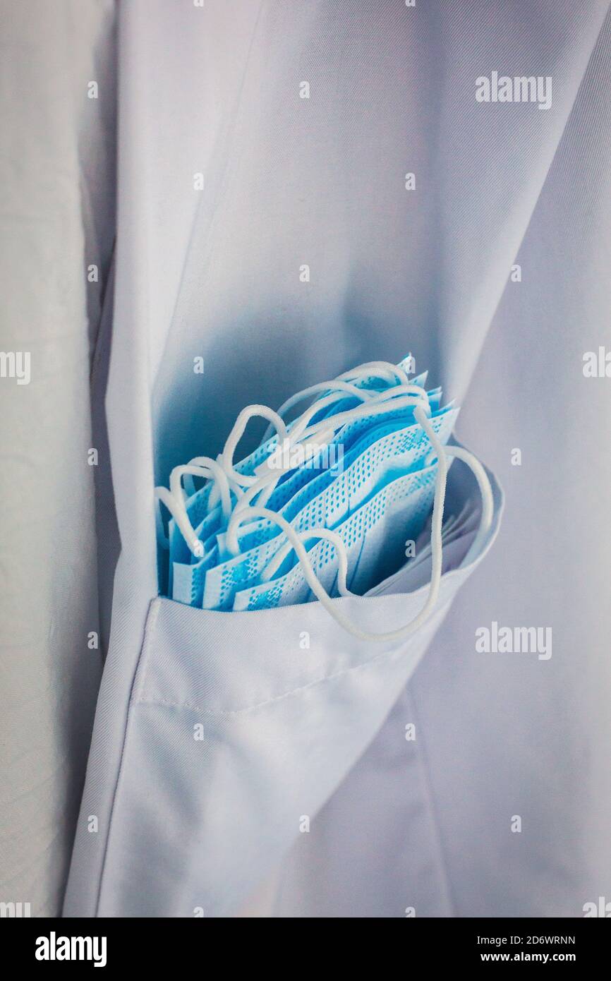 Chirurgische Schutzmasken im Kleid eines Arztes. Stockfoto