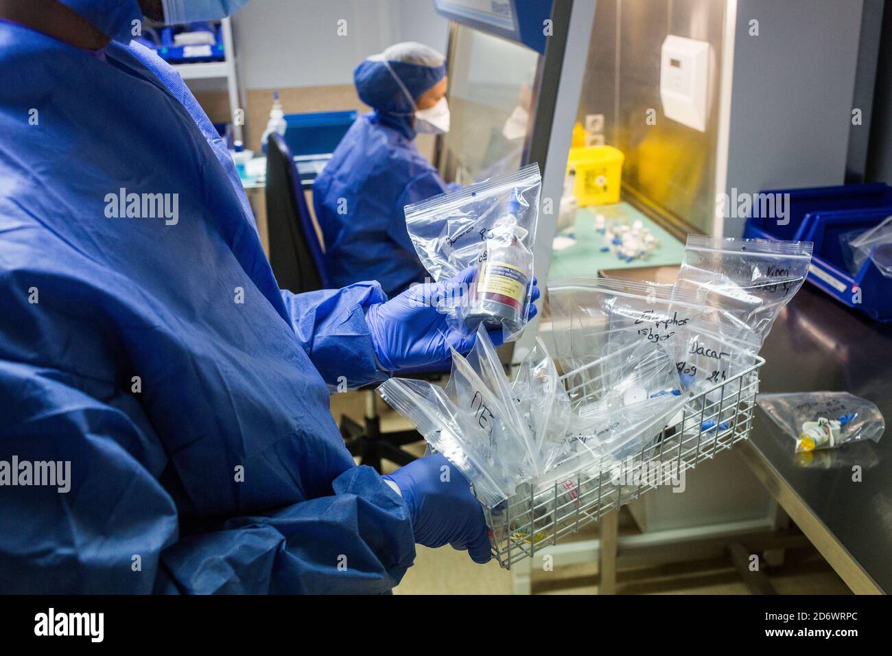 Herstellung von Chemotherapie und Biotherapie-Behandlungen. Universitätskrankenhaus Bordeaux - Pellegrin Hospital Group, Frankreich. Stockfoto