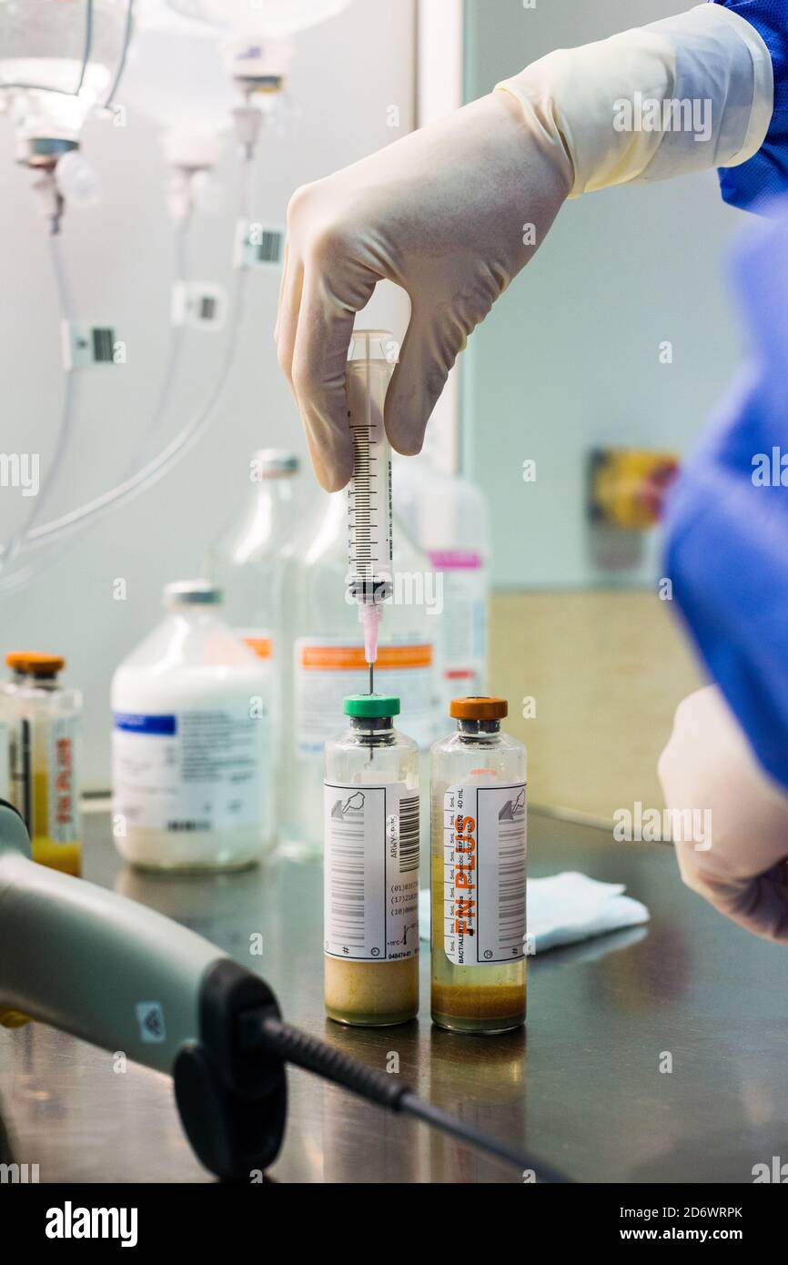 Automatisierte Herstellung von parenteralen Nährstoffmischungen für Neugeborene, Krankenhausapotheke, Frankreich. Stockfoto