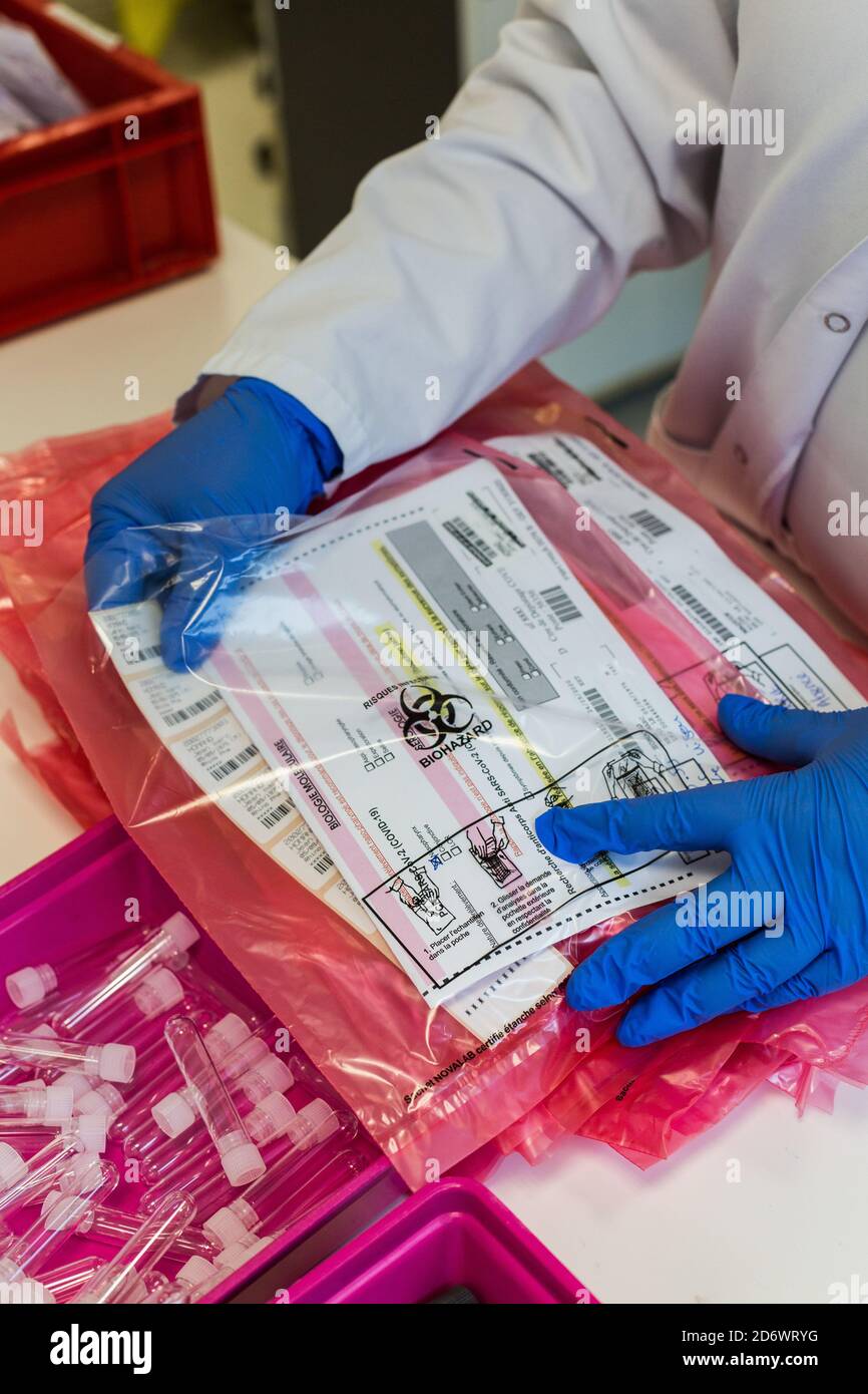 Informationsblatt, Rückverfolgbarkeit von Probenröhrchen für die Verarbeitung von SARS-CoV-2-Screening-Tests durch das Labor des Krankenhauses Limoges, Frankreich. Stockfoto