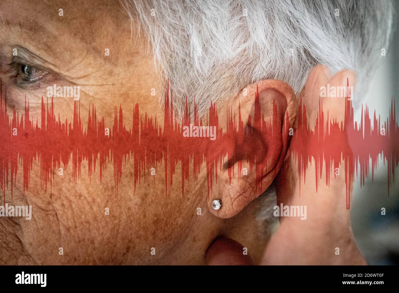 Nahaufnahme des Ohrs einer Frau, mit Grafiken, die Schallwellen darstellen. Stockfoto