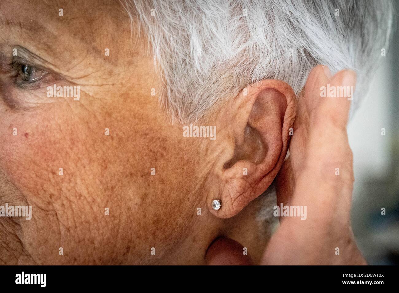 Frau berührt ihren Kopf und Ohr mit Ohrenschmerzen. Stockfoto