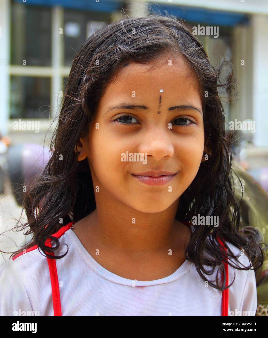 Unidentifiziertes hindu-Mädchen posiert für eine Kamera am 16. August 2020 in Chennai, Tamil Nadu, Südindien. Die Einheimischen mögen es sehr Stockfoto