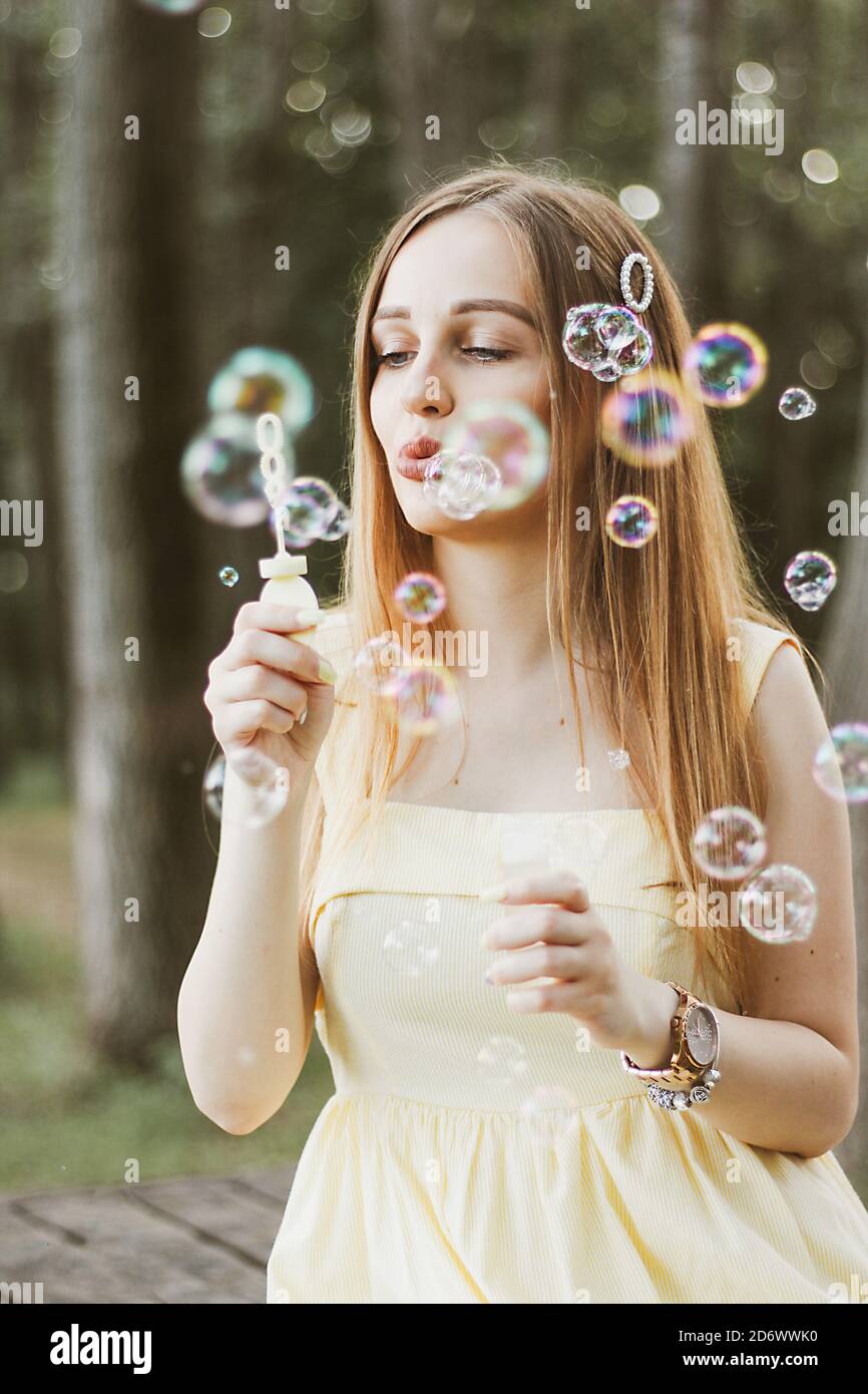 Die frau im gelben kleid Fotos und Bildmaterial in hoher Auflösung Alamy