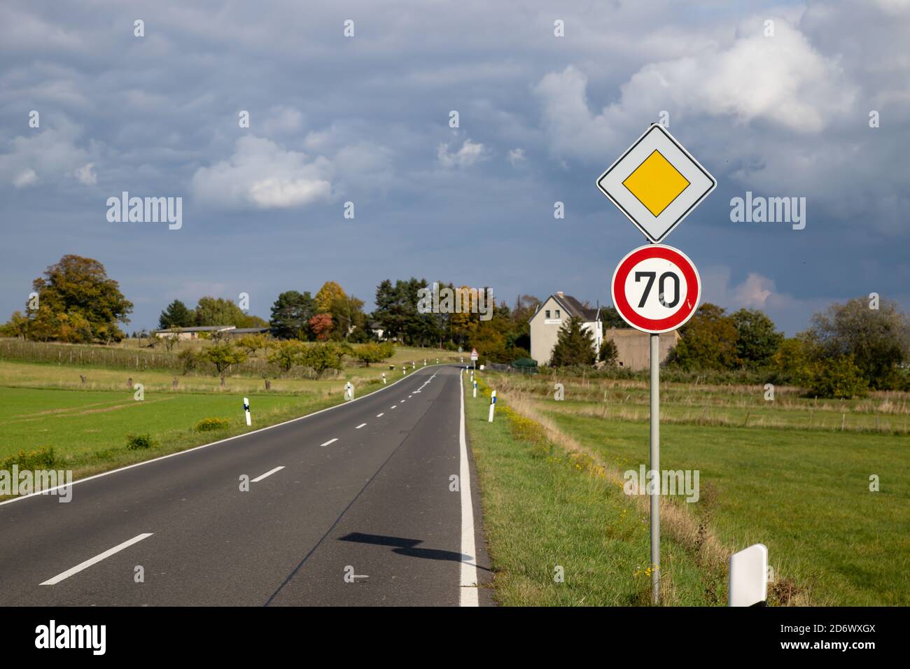 Deutsche Verkehrszeichen Zone 70 km / h in ländlicher Umgebung, wolkiger Himmel Stockfoto