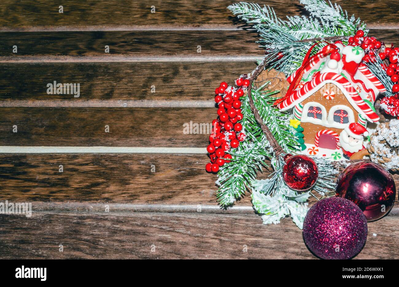 Weihnachten dekorativ, hausgemachtes Spielzeug - Weihnachtsmann, schneebedeckter Holzhintergrund, Stockfoto