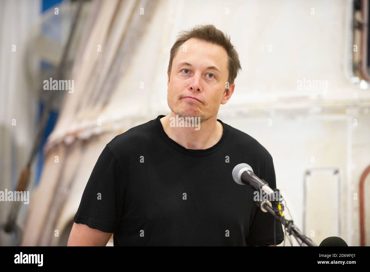 McGregor, Texas 13. Juni 2012: SpaceX CEO und Chief Designer Elon Musk beantwortet Fragen über die private Dragon-Raumsonde, die am 31. Mai nach der Lieferung von Lieferungen an die Internationale Raumstation zur Erde zurückgekehrt ist. Die Anlage außerhalb von Waco, Texas, ist ein wichtiger Teststandort für SpaceX. Stockfoto