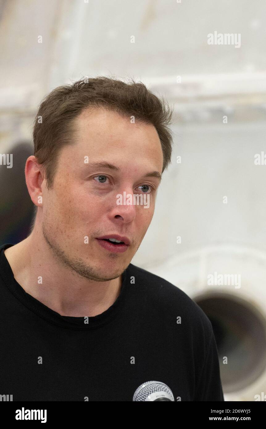 McGregor, Texas 13. Juni 2012: SpaceX CEO und Chief Designer Elon Musk beantwortet Fragen über die private Dragon-Raumsonde, die am 31. Mai nach der Lieferung von Lieferungen an die Internationale Raumstation zur Erde zurückgekehrt ist. Die Anlage außerhalb von Waco, Texas, ist ein wichtiger Teststandort für SpaceX. Stockfoto