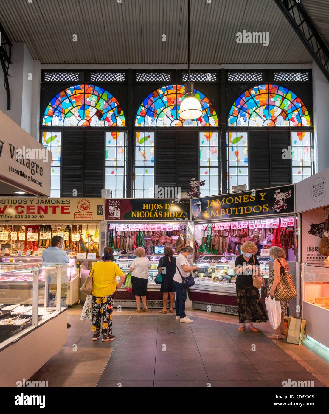 Die Fleischabteilung in der Markthalle der Stadt Salamanca, Spanien Stockfoto