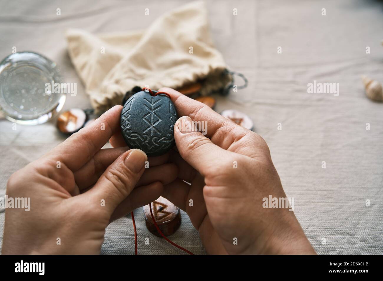 Auf dem schwarzen Stein Rune Formel als Talisman gut Glück und Reichtum Stockfotografie Alamy