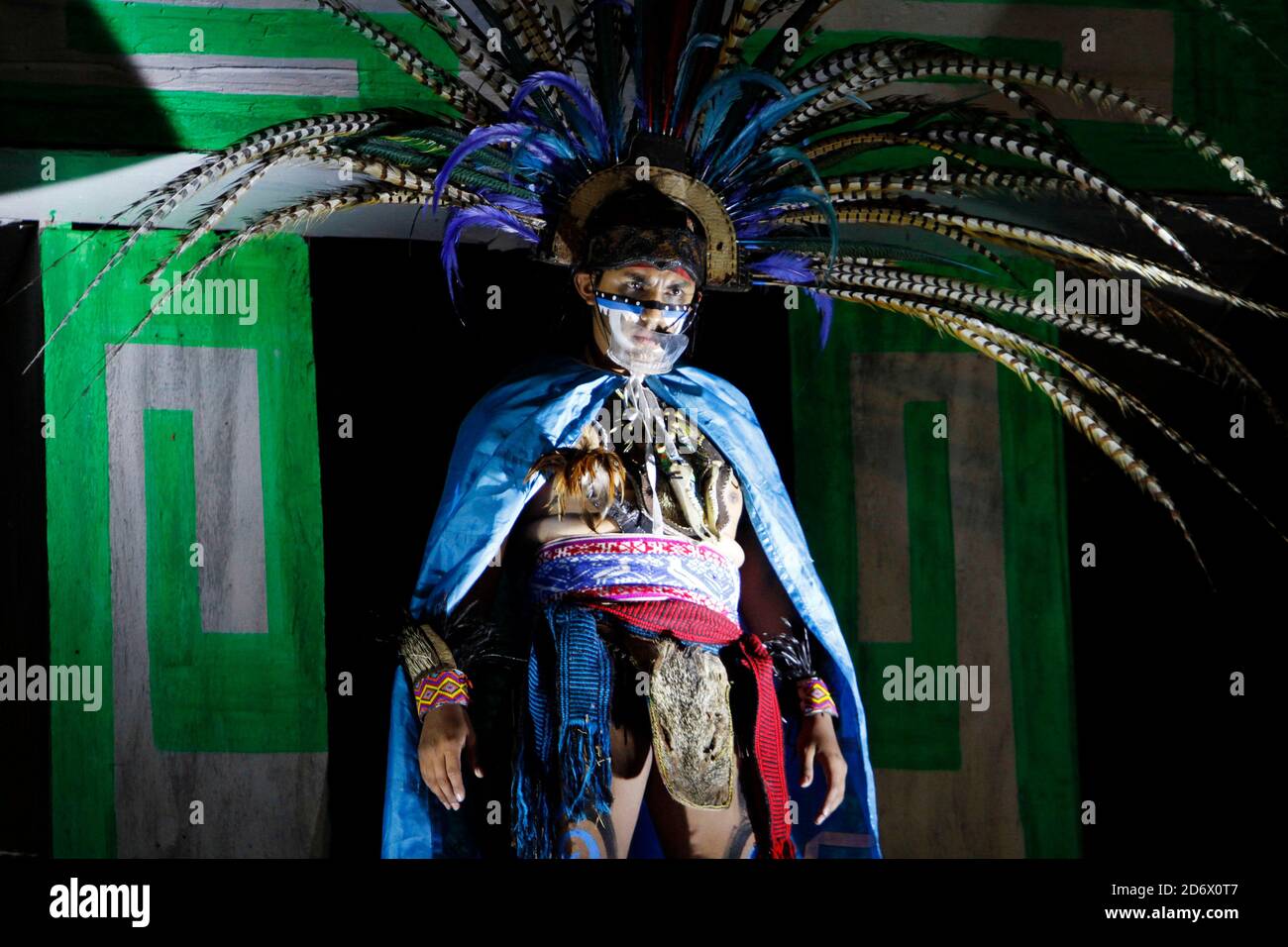 Mexiko-Stadt, Mexiko. Oktober 2020. MEXIKO-STADT, MEXIKO - 18. OKTOBER: Eine Person spielt während der Show der Legende der weinenden Frau (La llorona), Wer ist eine prähispanische Legende, Teil der mexikanischen Traditionen, in der Wirklichkeit La Llorona Legende erinnern sie als prähispanische Traditionen als Teil der Tag der Toten (Dia de Muertos) Feiern am 18. Oktober 2020 in Mexiko-Stadt, Mexiko. Kredit: Leonardo Casas/Eyepix Gruppe/Der Fotozugang Gutschrift: Der Fotozugang/Alamy Live Nachrichten Stockfoto