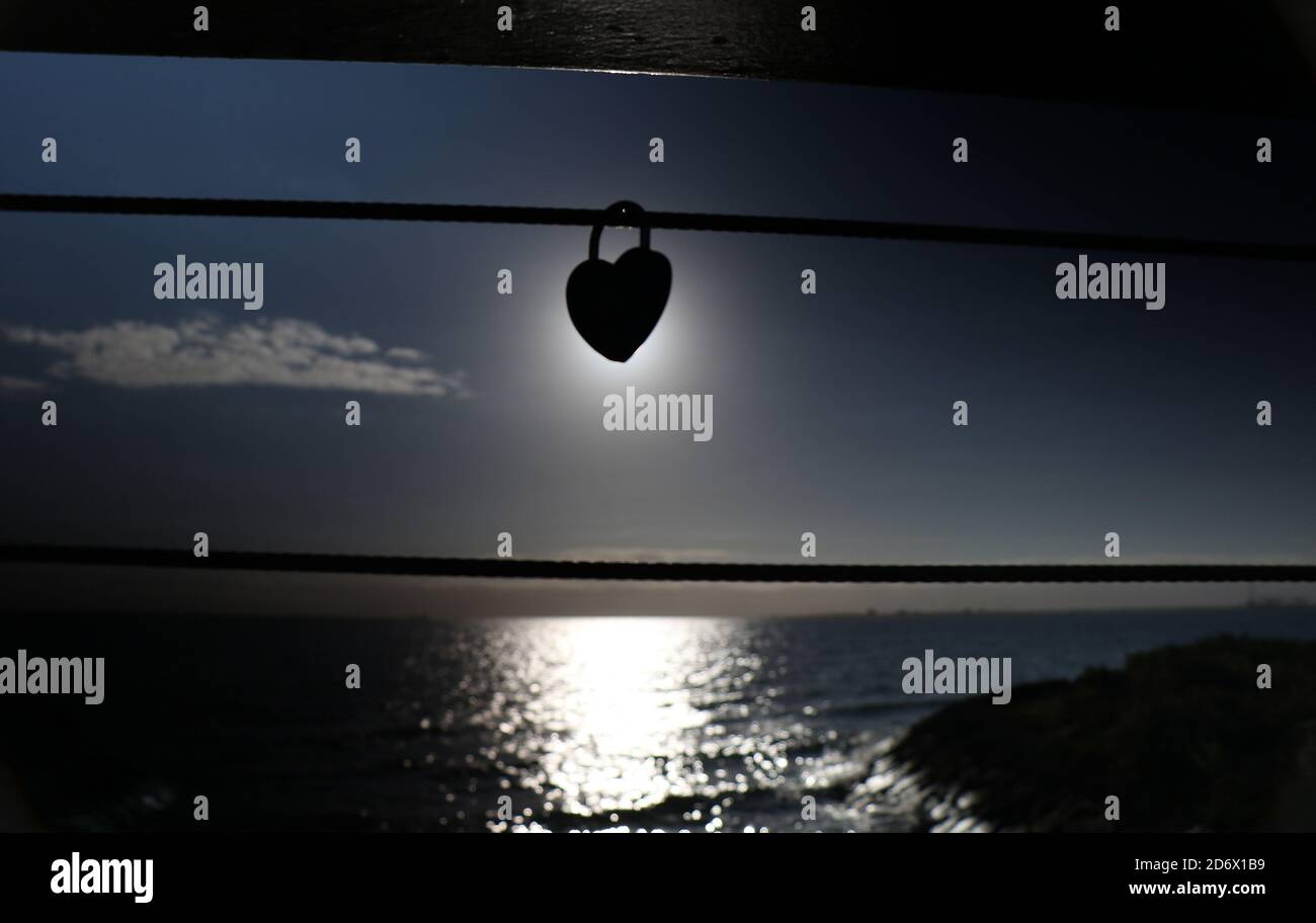 Liebe sperrt in Silhouette am Meer. Stockfoto