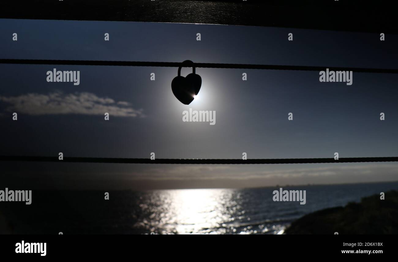 Liebe sperrt in Silhouette am Meer. Stockfoto