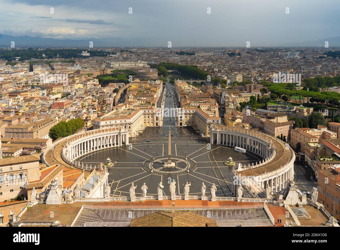 Petersplatz vor der Basilika im Vatikan in Rom. Aus einer Serie von Reisefotos in Italien. Fototermin: Mittwoch, 23. September 2020. Stockfoto