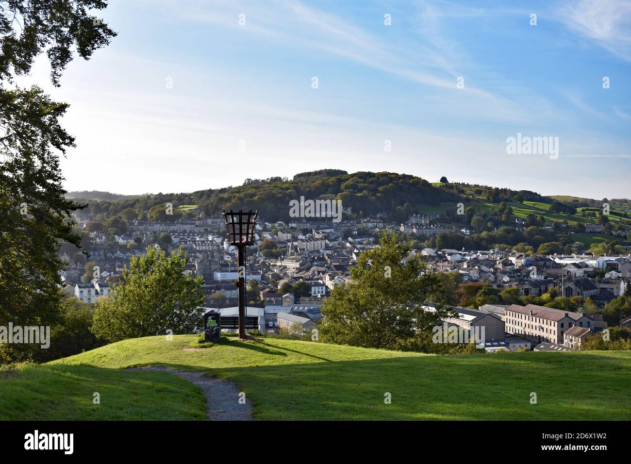 Ein Blick auf die Hauptstadt von Kendal von der Spitze des Hügels, wo Kendal Castle befindet. Ein Leuchtfeuer steht auf dem grasbewachsenen Hügel. Kendal, Großbritannien Stockfoto