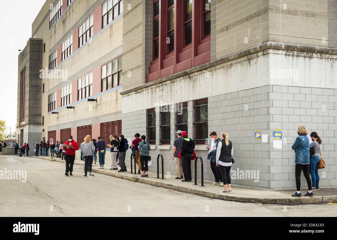 19. Oktober, frühe Abstimmungslinien (vier Stunden warten), High School for Performing Arts, Philadelphia, Pennsylvania Stockfoto