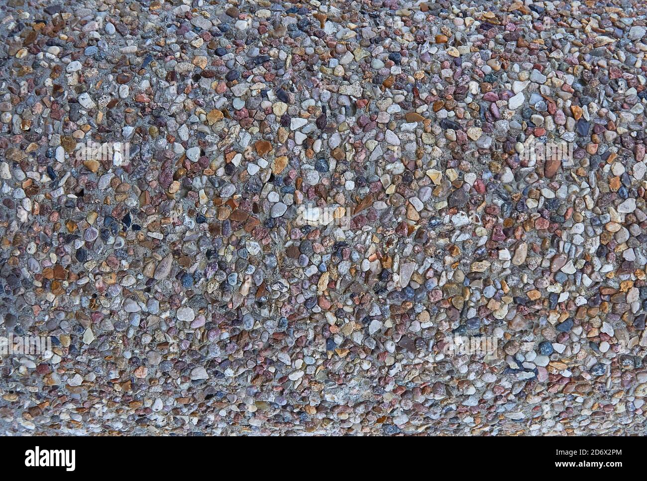 Textur von Steinen in einem hellen Betonzaun, zerkleinert Stein. Stockfoto