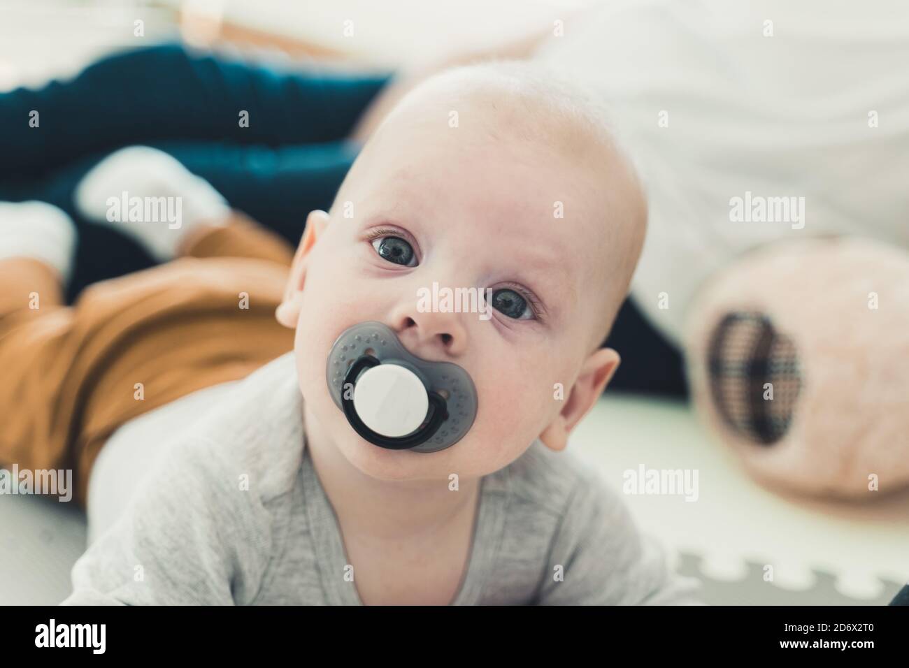 Kleines Kind Mit Grossen Augen Stockfotos Und Bilder Kaufen Alamy