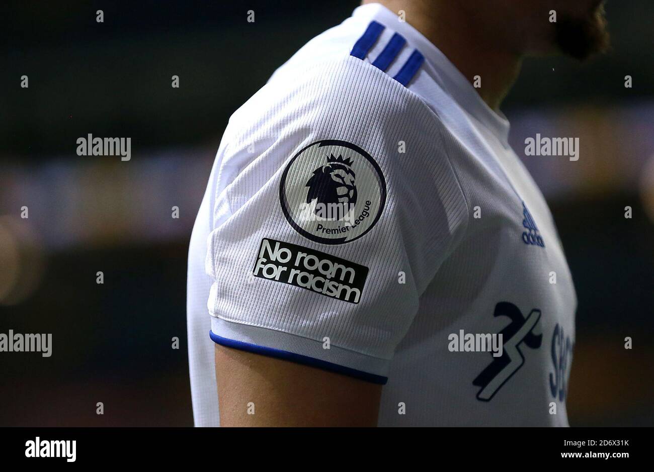 Nahaufnahme des No Room for Racism Brandings während des Premier League Spiels in der Elland Road, Leeds. Stockfoto
