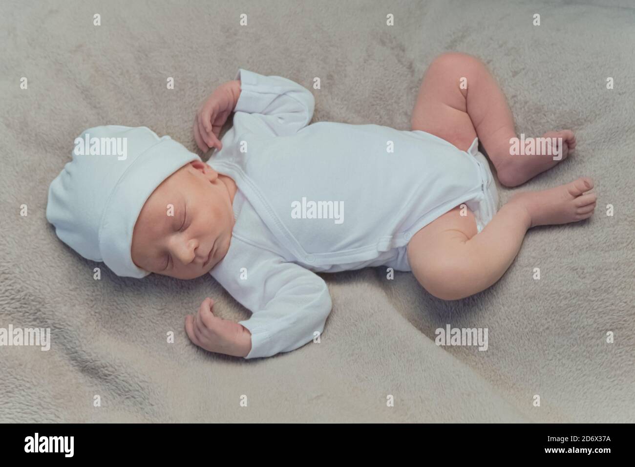 Niedliches neugeborenes Baby, das friedlich auf der Decke schläft. Hochwertige Fotos Stockfoto