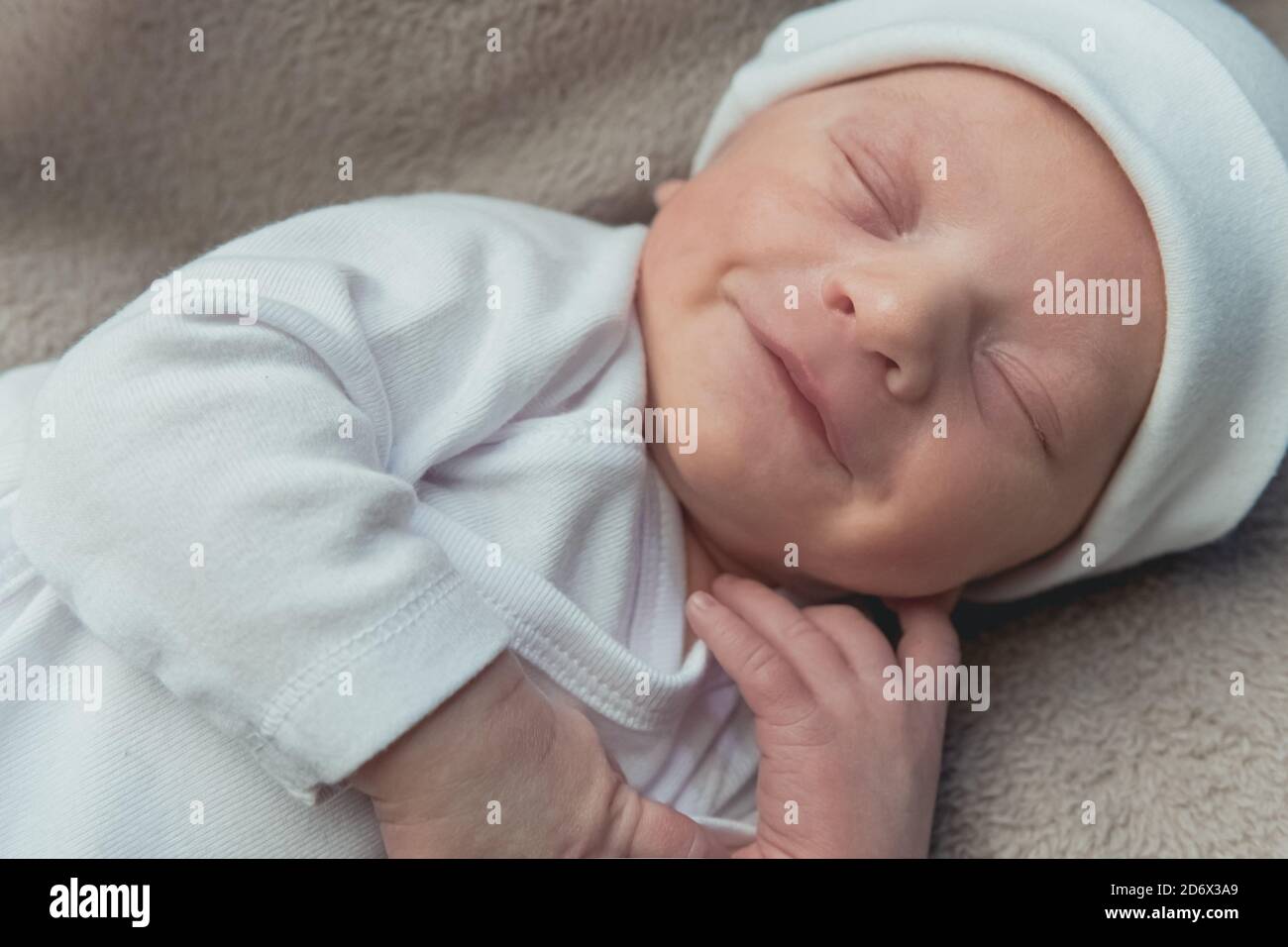 Niedliches neugeborenes Baby, das friedlich auf der Decke schläft. Hochwertige Fotos Stockfoto