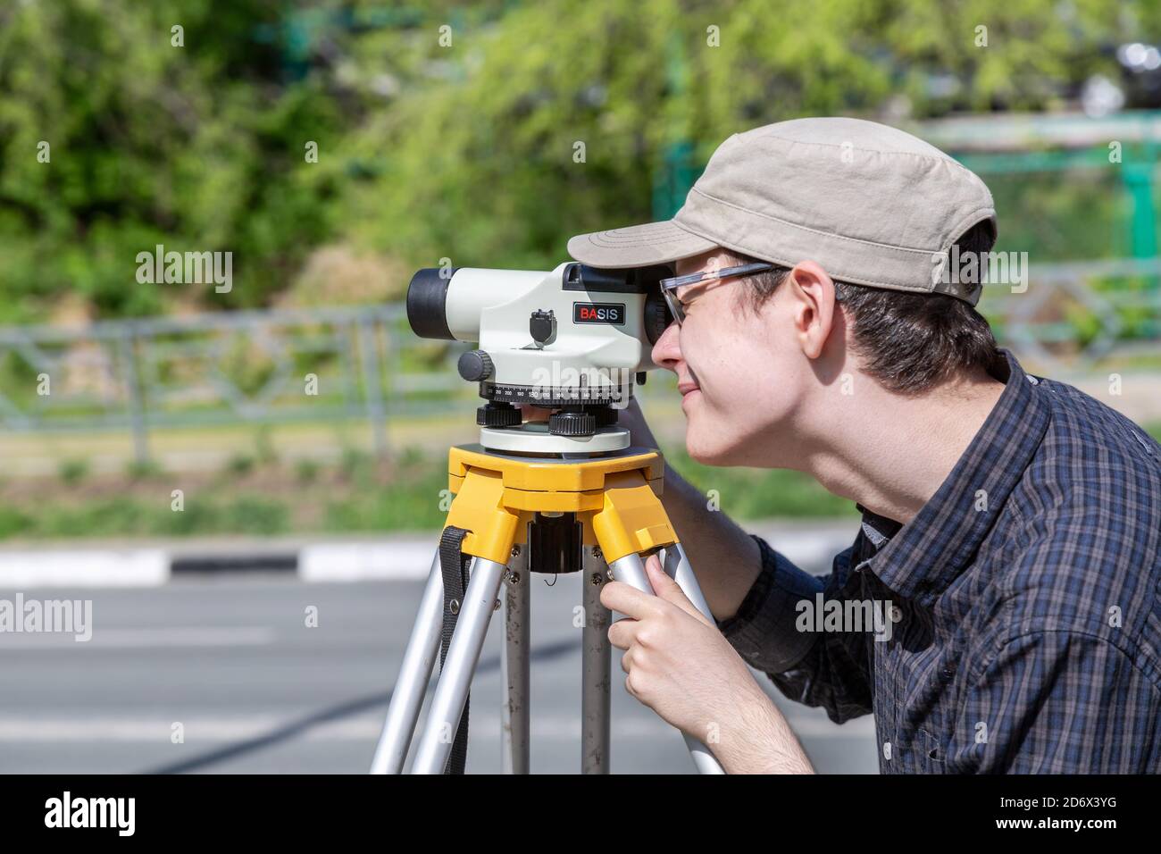 Samara, Russland - 12. Juni 2019: Vermessungsingenieur Arbeiter, die Messungen mit geodätischen optischen Ebene.topographische Untersuchung. Geodätische Werke Stockfoto