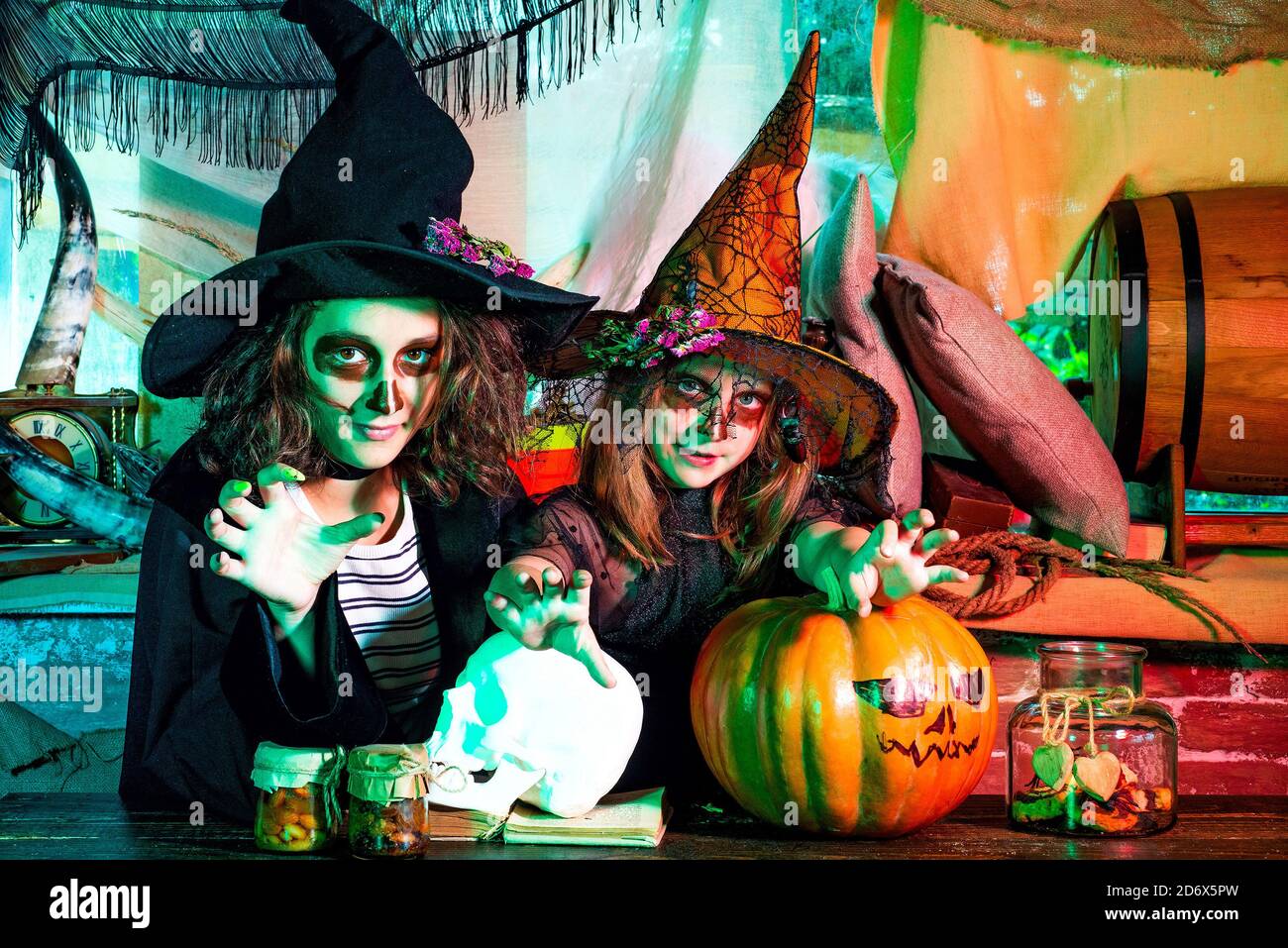 Kinder Freunde tragen Halloween Kostüm mit Kürbis ein altes Holzhaus. Gruppe Kinder wie Zombie oder Hexe bereit für Trick or Treat. Stockfoto
