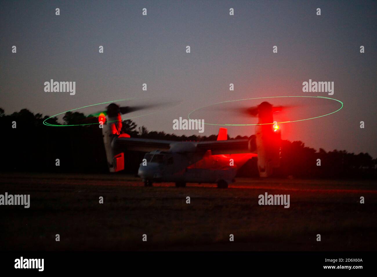 Ein V-22 Osprey bereitet sich auf den Start für einen nächtlichen Razzia während des Realistic Urban Training (RUT) im Camp Lejeune, N.C., 1. Oktober 2020 vor. Realistisches Urban Training ermöglicht Marines und Seglern, in einer kontrollierten, realistischen Umgebung zu trainieren, wobei die Kommandos-, Luft-, Boden- und Logistikelemente der MEU genutzt werden. (USA Marine Corps Foto von CPL. Isaiah Campbell) Stockfoto